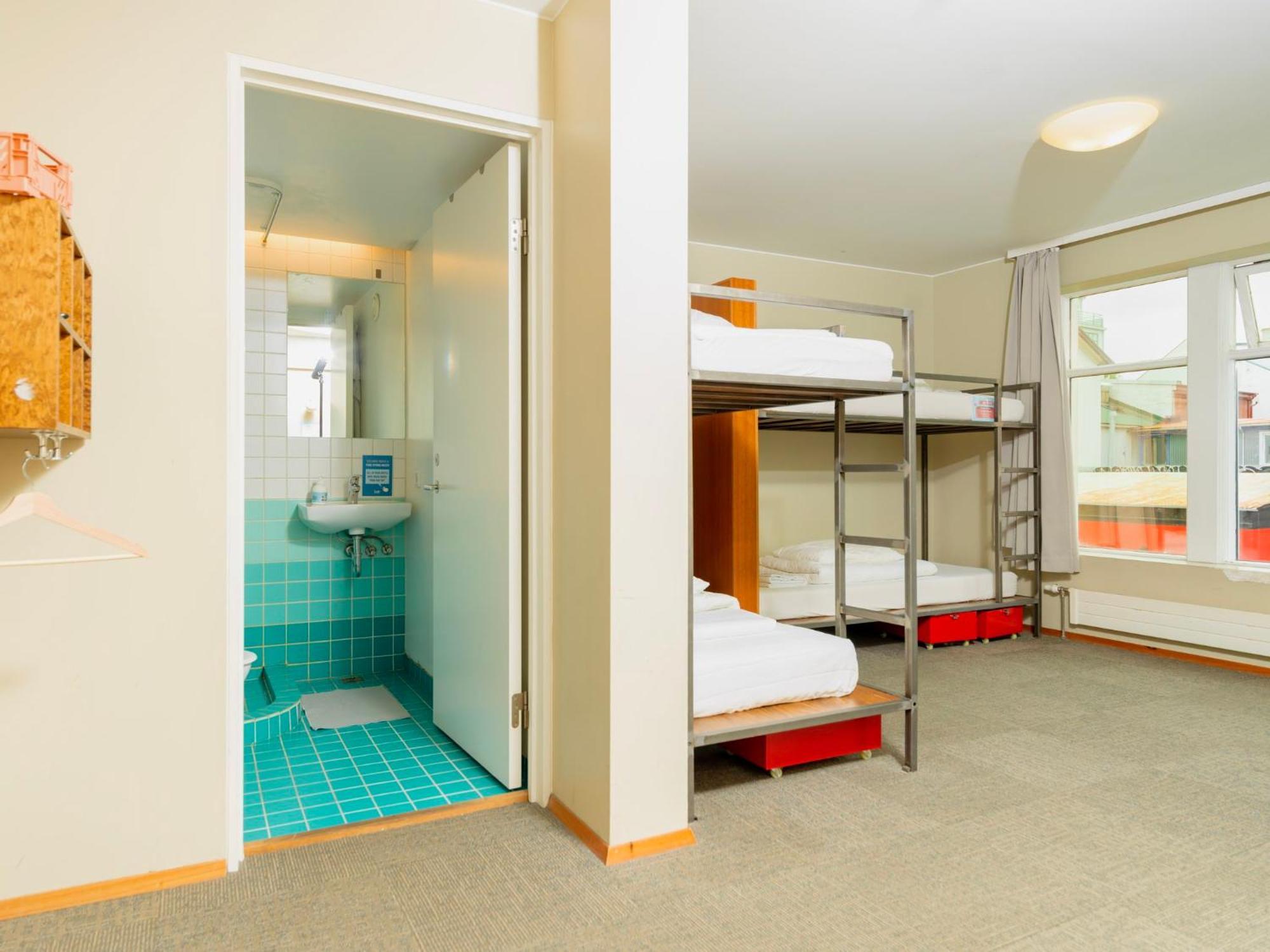 Single bed 6-Bed MIXED Dorm Private Bathroom
