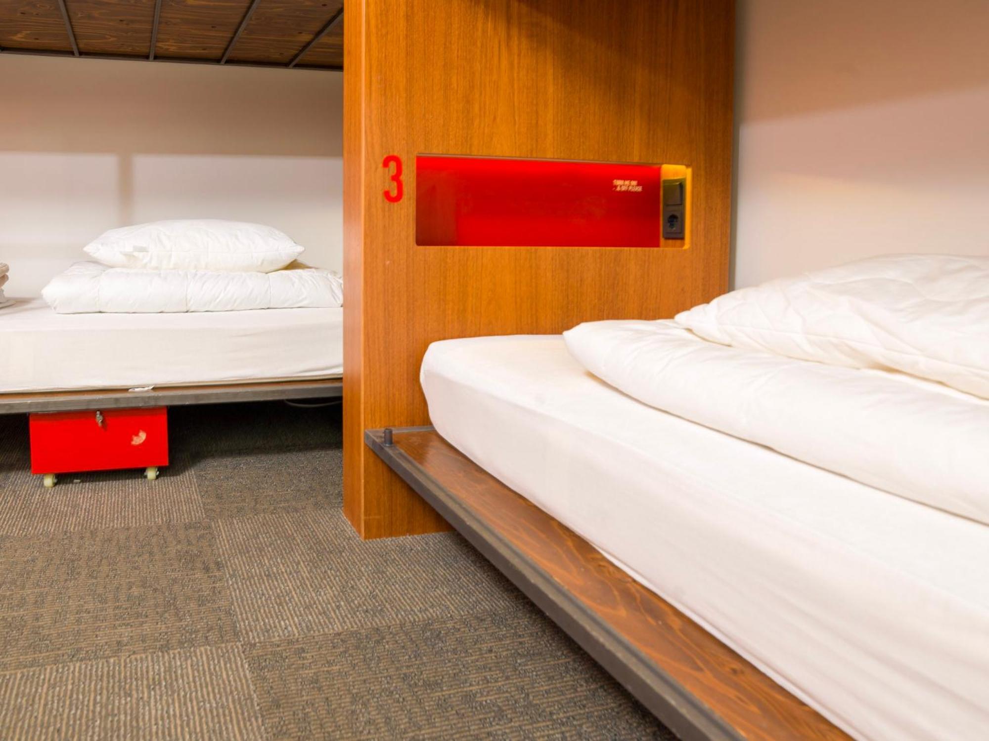 Single bed 6-Bed MIXED Dorm Private Bathroom